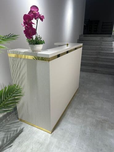 Ağ rəngli resepşn masası, qızılı rəngli metal detallarla