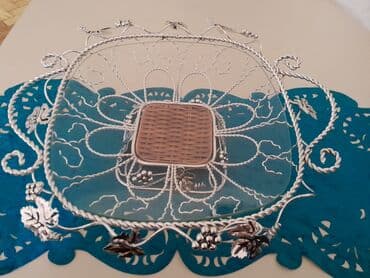 yastiq uzu: Gümüşü rəngli, bəzəkli metal meyvə səbəti. Səbətin mərkəzində hörülmüş — 1