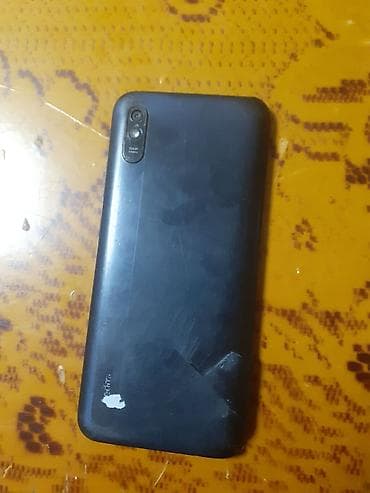 Məhsul: Smartfon (arka tərəfdə “13MP Camera” yazılı tək arxa kameralı