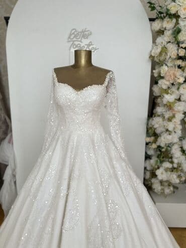 Zərif naxışlı, uzunqol gəlinlik. Gəlinliyin sinə hissəsi ürək formalı