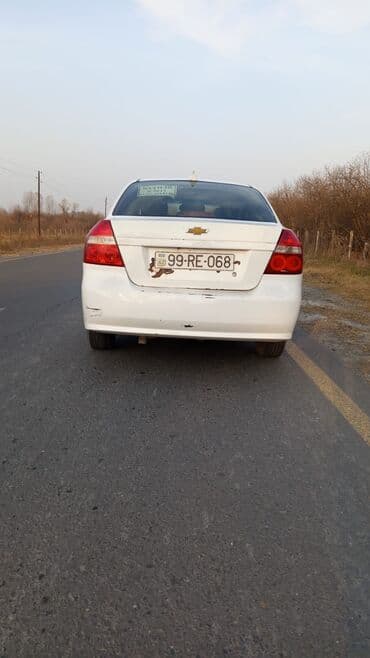 lizinq satilan avtomobiller: Chevrolet Aveo sedan – ağ rəng Xüsusiyyətlər: - Kuzov: 4 qapılı — 2