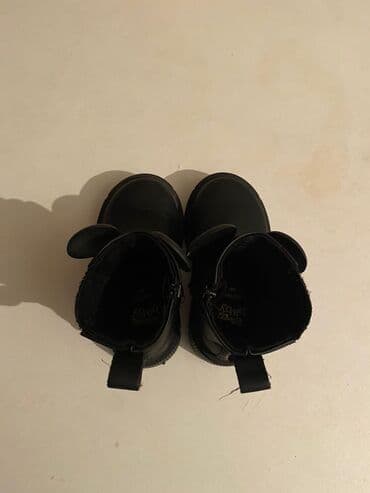 Uşaq arabaları: Zara botlar 20 razmerdir, ikiside yeniden seçilmir

hər bir 20 azn — 2