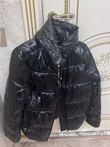 kurtkalar qadin ucun: Tommy Hilfiger qadin şişmə qış gödəkçəsi - Rəng: qara, parlaq faktura — 1