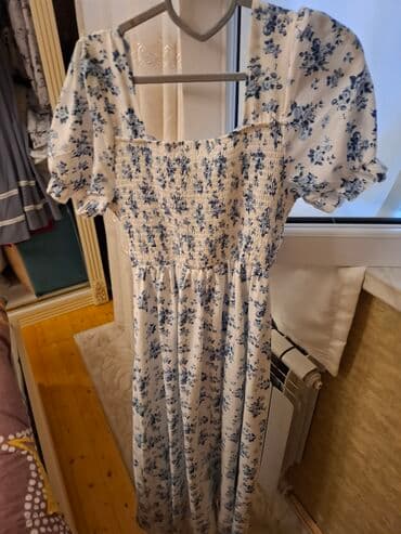 cicekli don: Ağ rəngdə, qara çiçək naxışlı, uzunqol qadın midi donu. Donun V — 12