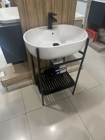 мойка шкаф для кухни: Ağ rəngli keramika Çanaq və iki geniş siyirməli ağ qapalı şkafı olan — 16