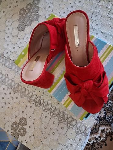 qırmızı ayaqqabı: Qırmızı qadın ayaqqabısı – açıq dabanlı, barmaq hissəsi qapalı — 1