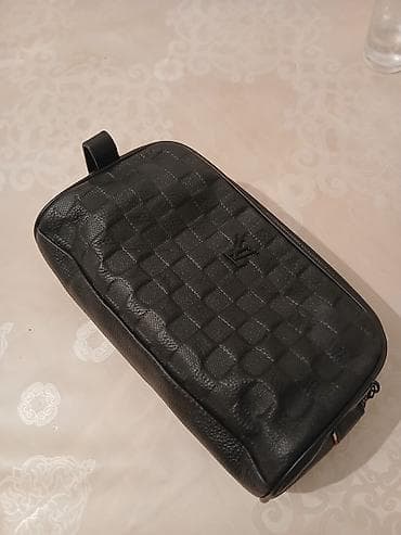 Qara rəngli əl/tualet çantası - Material: teksturalı, möhkəm süni lalafo.az -da Qara rəngli əl/tualet çantası - Material: teksturalı, möhkəm süni