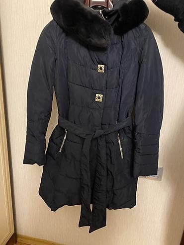 2 kəməri var Qadın qış paltosu – tünd göy rəngdə, beldən bağlamalı