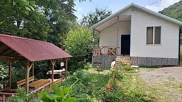 Lerik rayonunda gündəlik kirayə evlər Ev çay kənarında şəlaləyə yaxın