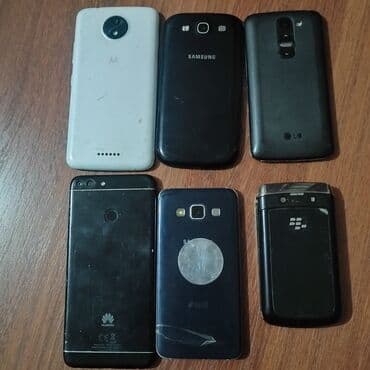 Müxtəlif markalı köhnə mobil telefonlar dəsti. Dəstdə görünən