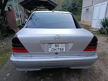 Mercedes-Benz C‑Class sedan, gümüşü rəng. Kuzov W202 dizaynı, 4 qapı — 7