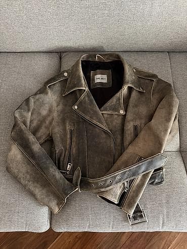 Куртка кожаная в хорошем состоянии, покупала за 350 долларов