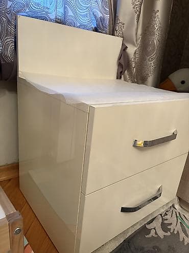 iwlenmiw dolablar: Yataq yani tumba, iki çəkməsi var.
Ölçüləri 50*50 sm
Qiyməti: 40 manat — 2