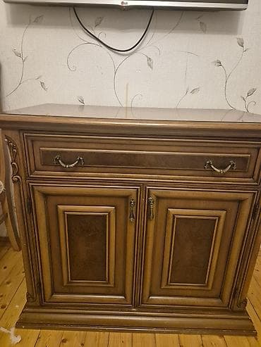Klassik üslubda vitrin şkaf - Material: taxta karkas, şüşə ön və yan — 7