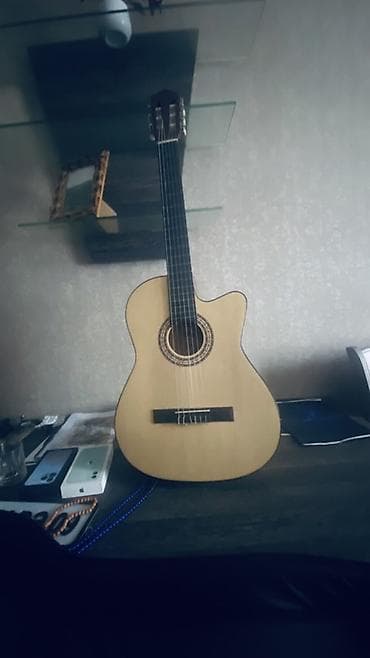 Klassik akustik gitara – kəsikli (cutaway) korpus Üstnde çanta ve
