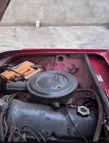vito disk: VAZ 2106, qırmızı rəngli sedan. Xüsusiyyətlər: - Kuzov: 4 qapılı — 10