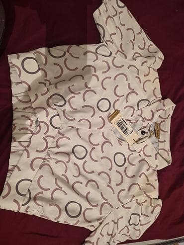 Qadın köynəyi – naxışlı, qısaqol - Rəng: süd-ağ fon üzərində