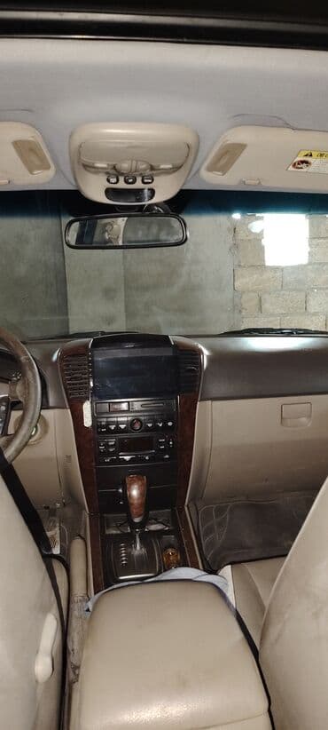 авто запчасти на опель: Ağ rəngdə Kia Sorento avtomobili. Avtomobilin ön hissəsindəki radiator — 9