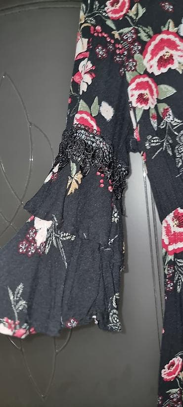 ağ pencek: Kupe Style qadın paltarı - Rəng və naxış: Qara fon üzərində çiçəkli — 2