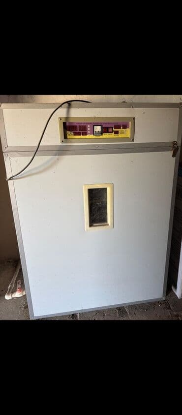 Yem üyüdən aparatlar: Bu, yumurtaların inkubasiyası üçün istifadə olunan böyük, şaquli tipli — 1