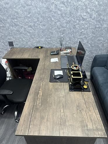 retro mebel: Ofis masa dəsti – L‑formalı, ağac teksturalı - Dizayn: L formalı iş — 2