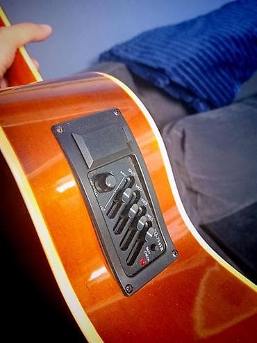 Гитары: Elektro-akustik gitara – cutaway korpuslu, sunburst rəng keçişli model — 4