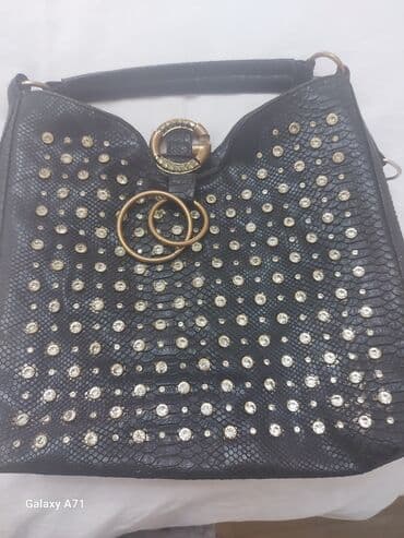 qaşlı çanta: Qadın sumkası.Əla vəziyyətdə.Çoxlu cibi var.Üz tərəfi qaşlı.Baha — 1