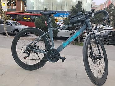 Şosse velosiped təzə dir, az sürülüb. Aksessuarlar hər biri üzərində