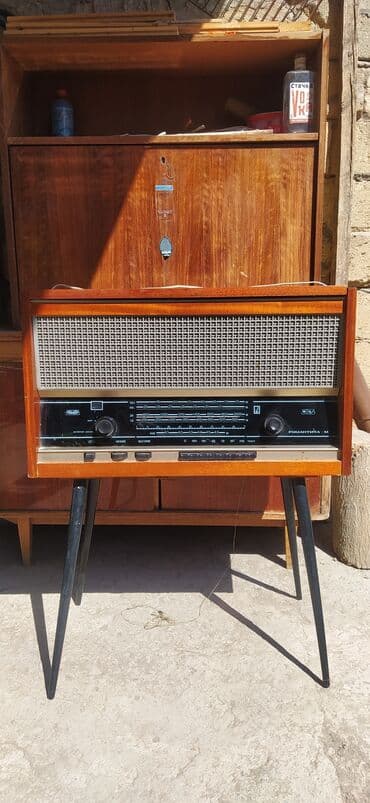 электрофон: ﻿"Романтика-M" radio, maqnitofon və qramofon üçü bir yerdə. 1970-lərin — 2