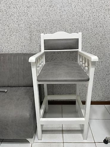 Ağ rəngli taxta karkaslı yüksək Nigar3. Makub stulu satılır. 120 azn