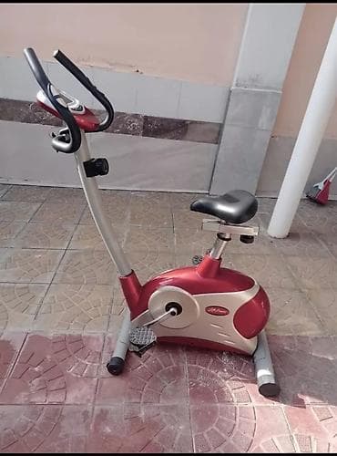 İdman məşqləri üçün nəzərdə tutulmuş velosiped. Qırmızı və ağ — 1