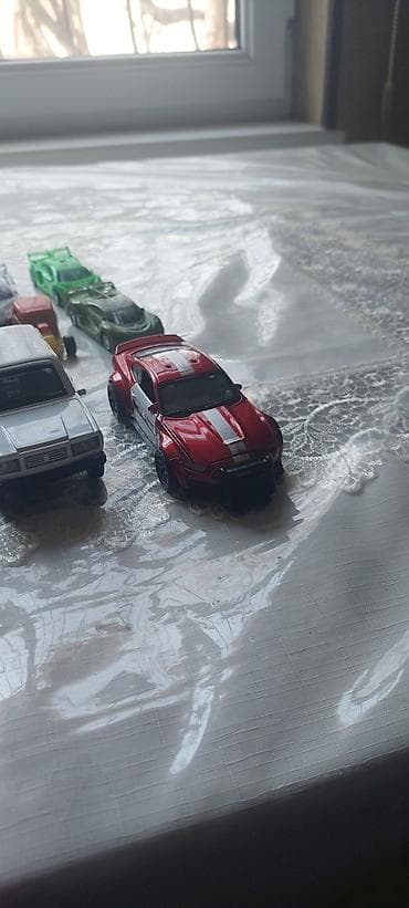 işlənmiş uşaq maşınları: Metal oyuncaq maşınlar dəsti - Miqyas: təxminən 1:64 - Korpus: metal — 4