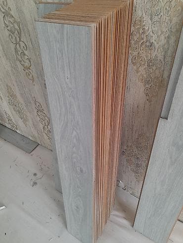 taxda qapl: Boz palıd naxışlı laminat döşəmə panelləri - Rəng/tekstura: Açıq-boz — 3