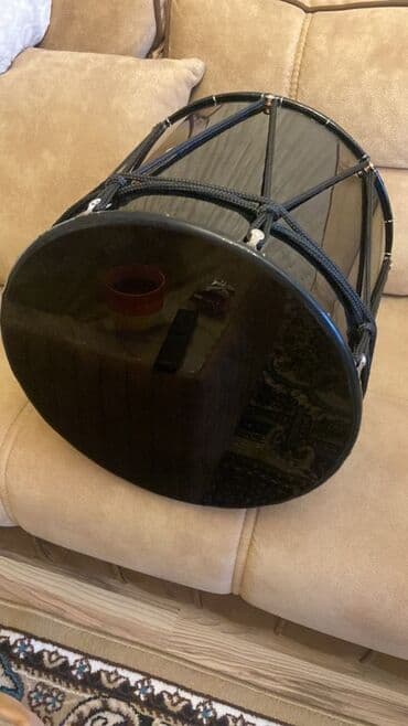 Qara rəngli böyük nağara - Korpus: parlaq qara səthli silindrik gövdə