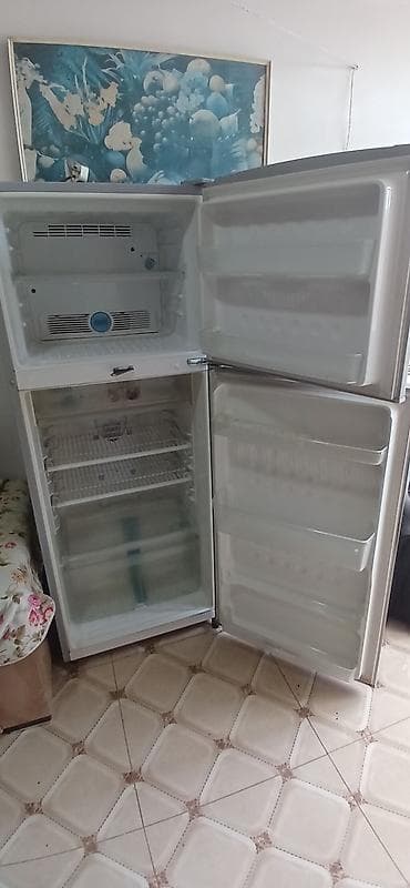 ugur soyuducu satilir: İki qapılı soyuducu (yuxarıda dondurucu, aşağıda əsas bölmə) — 2