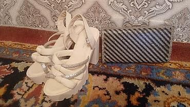 toy ayaqqabıları: Qadın geyim dəsti – ağ platformalı sandal və gümüşü gecə klatçı - — 1