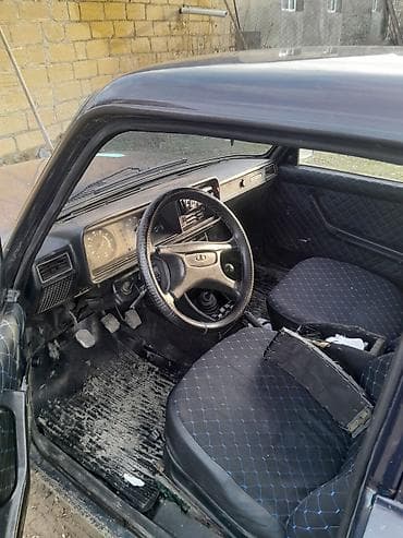 2107 modeli: VAZ 2107 sedan - Kuzov: tünd rəng, bəzi hissələrdə təmir üçün — 2