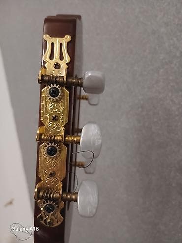 musiqi aleti: Klassik gitara. Dəmir simlər. Gitaranı 180 manata almışdım, indi — 1