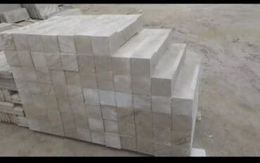 балясины из камня: Ağ rəngli, müxtəlif formalı və ölçülü dəmir-beton sütunlar. Bu — 15