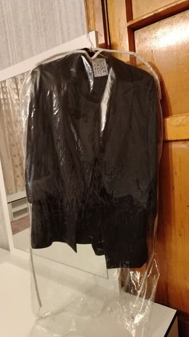 Pencəklər: 1defe geyinilib M razmerdir. Kostyumdu. Pencek ve Salvari. 50 azn — 1