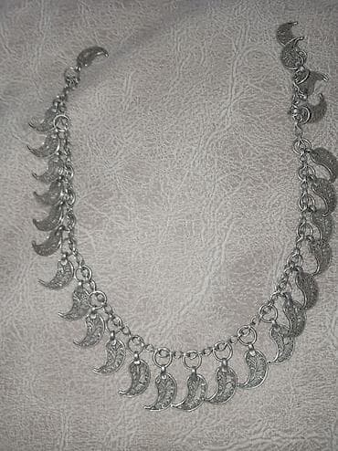 gümüş sep qadın: Gümüş rəngli bəzəkli boyunbağı Milli Buta, çox qədimidir - Material — 8