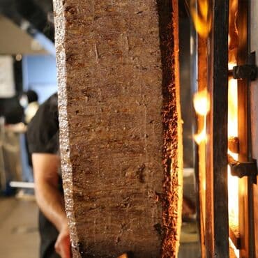 dönər əti sifarişi: Məhsul: Odun közündə bişən ət dönər Xüsusiyyətlər: - Şaquli şişdə — 1