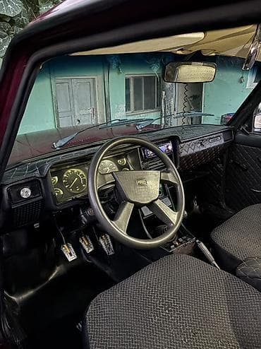 1 9 karobka mexanika: VAZ 2107 sedan - Kuzov: 4 qapılı sedan, tünd qırmızı/bordo rəng. - — 6