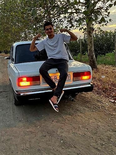 byd disk teker: VAZ 2107, ağ rəng - Korpus: sedan, klassik “qutu” dizayn - Arxa — 1