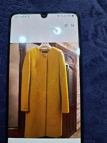 Пальто цвета горчицы,в идеальном состоянии,украшено камушками