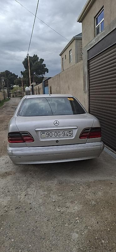 mercedes 200: Mercedes-Benz E-Class: 2.2 l | 2001 il Sedan — 6