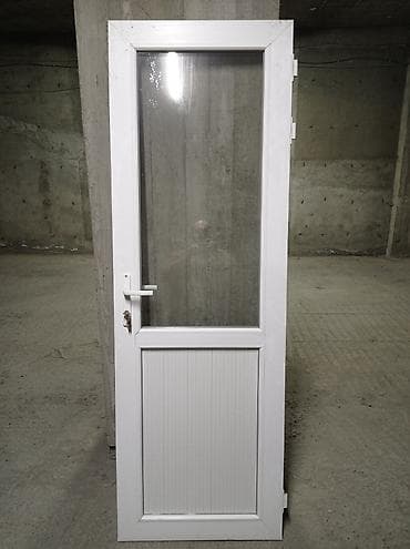Balkon qapısı – 1 ədəd - Material: Ağ PVC profil - Üst hissə: Şüşəli
