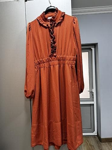 Qadın paltarı – pasterin (tünd kərpic) rəngində, dizdən bir az aşağı