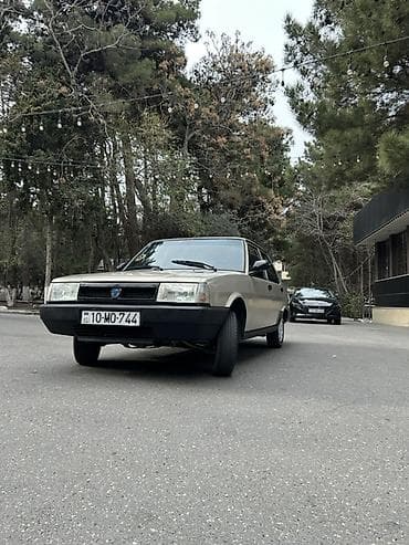 renault dacia logan: Tofaş Şahin sedan - Korpus: 4 qapılı sedan, bej rəng, qara ön-arka — 7