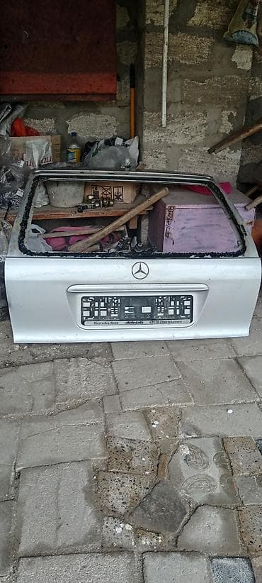 mercedes yeşka: Mercedes-Benz C- or E-class universal/hatch models, Almaniya — 1